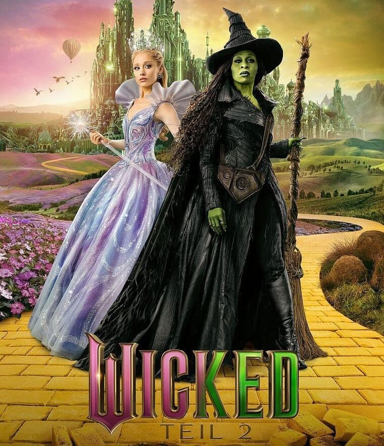 Filmplakat zu „Wicked Teil 2“: Zwei Frauen stehen auf dem gelben Ziegelsteinweg vor einer märchenhaften grünen Stadt. Links eine Frau in einem eleganten, silbernen Kleid mit Krone, rechts eine grünhäutige Hexe mit schwarzem Hut und Kleid. Im Hintergrund ein farbenfroher Himmel, Blumen und die Smaragdstadt. Unten steht der Filmtitel.