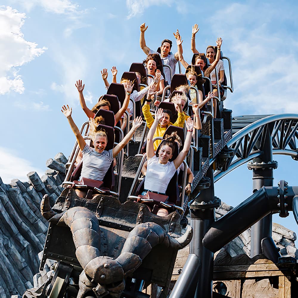 Achterbahn im Phantaisaland, mit Menschen die die Arme hochreißen